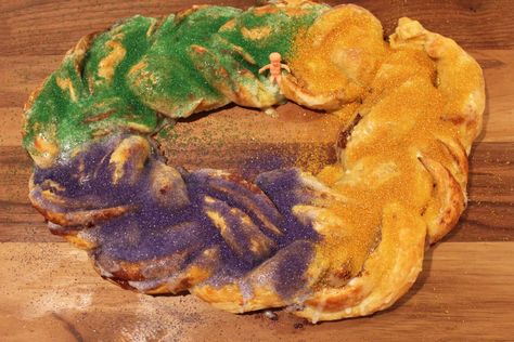 King Cake Bavarian Cream King Cake Recipe, Louisiana Dishes, King Cake Recipe, Bavarian Cream, Mardi Gras King Cake, Mardi Gras Food, Cake Day, Ice Cake, Cinnamon Butter