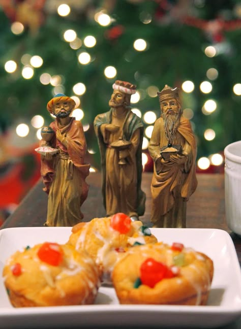 Three Kings Day Traditions January 6, 3 Kings Day Traditions, Three Kings Day Traditions, 3 Kings Christmas, Bread With Fruit, Happy Three Kings Day, Cesar Diaz, King Cake Recipe Easy, The 3 Wise Men