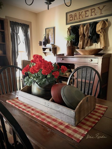 Early Primitive Decorating, Tennessee Home Decor, Victorian Farmhouse Decor, Gail Reeder, Primitive Dining Room, Primitive Decorating Ideas, Cozy Studio Apartment, Interior Farmhouse, Primitive Living Room