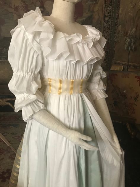 The Devil Wears A White Dress: Antoinette et la chemise Hobbit Dress, White Victorian Dress, Wardrobe Overhaul, 18th Century Dresses, Antoinette Dress, Historical Costuming, Rococo Fashion, Chemise Dress, Century Dress