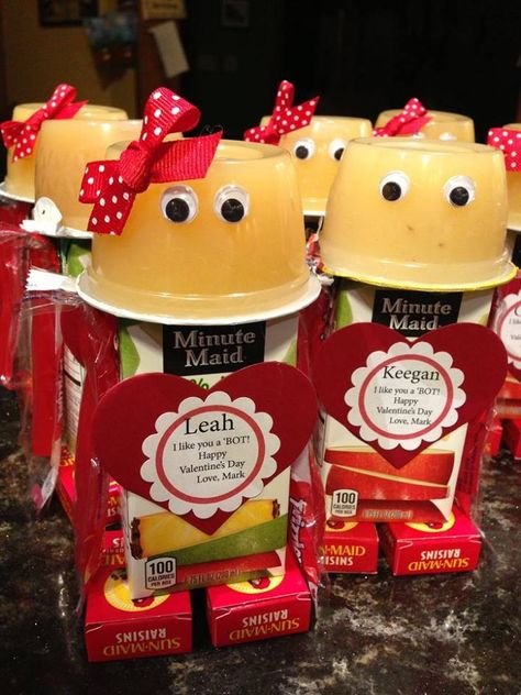 VALENTINE ROBOTS...made with a Juice Box, Apple Sauce, & Raisins! These are so cute & something healthy to give the kids! Valentines Robots, Gift Bags For Boyfriend, Valentines Bricolage, Valentines Snacks, Healthy Valentines, Valentinstag Party, Valentines Gift Bags, Valentine Gifts For Kids, Valentine's Ideas