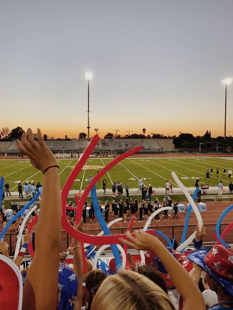 Football Game Aesthetic High School, Fnl Aesthetic, American High School Aesthetic, Usa High School, Highschool Life, Camp America, Life In Usa, Fb Games, Senior Szn