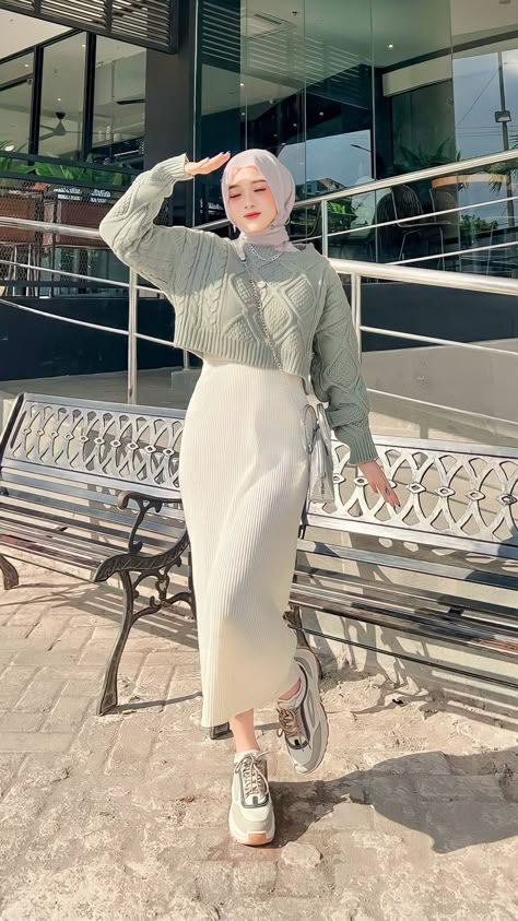 Posing Ideas For Women Standing, Crop Top Outfits Korean Style, Outfit Bukber, Ootd Korean Style Hijab, Outfit Rok, Korean Style Hijab, Fashion Outfits Hijab, Ootd Korean Style, Tutorial Hijab Pashmina