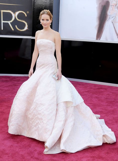 The Forgotten Oscars' Style Moments: Jennifer Lawrence wears an Ivory Dress with a Dramatic Train. Jennifer Lawrence Red Carpet, Jennifer Lawrence Dress, Vestidos Oscar, Best Oscar Dresses, Academy Awards Red Carpet, Oscar Gowns, Stile Blair Waldorf, Oscars Red Carpet, Best Red Carpet Looks