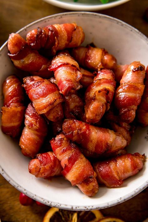 Best Pigs In A Blanket Recipe, Christmas Dinner Dishes, Easy Green Bean Recipes, Bacon Wrapped Sausages, Sausage Wrap, Christmas Side Dishes, Christmas Buffet, Christmas Turkey, Classic Appetizers