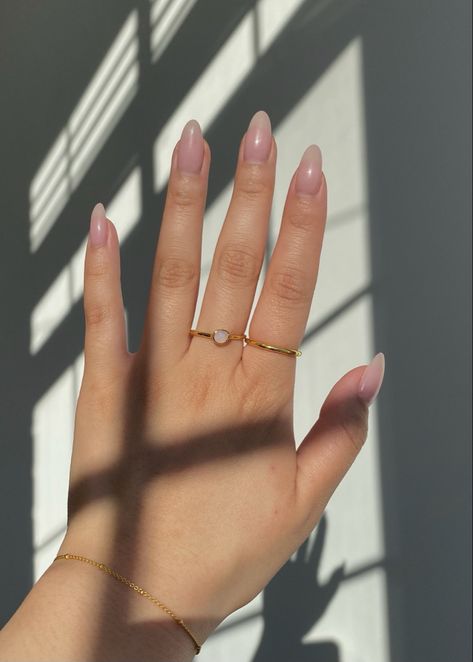 Rings On Hand, Minimal Gold Jewelry, Rings Jewelry Simple, Minimal Gold, Hand Rings, Gold Rings Simple, Jewelry Set Design, Wrist Jewelry, Diy Bracelet Designs