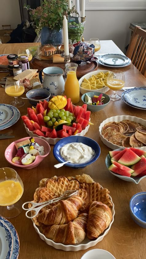 #brunch #friends #food #breakfast #healthyfood #morning #scandinavian #stockholm Brunch Cute Ideas, Friends Breakfast Ideas, At Home Breakfast Buffet, Friend Brunch Ideas, Family Style Breakfast, Home Brunch Aesthetic, Airbnb Breakfast Ideas, Leavers Breakfast, At Home Brunch Party