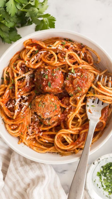 Spaghetti and Meatballs: A Classic Italian Dish Easy Spaghetti And Meatballs, Spagetti And Meatball Recipe, Meatballs Dinner, Slow Cooker Spaghetti Sauce, Spaghetti And Meatballs Recipe, Baked Chicken Spaghetti, Crockpot Chicken Spaghetti, Pasta Meatballs, Aesthetic Recipes