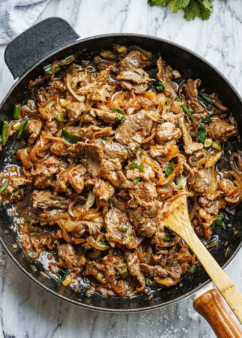 Onion Steak Stir Fry - #steak #beef #stirfry #recipe #eatwell101 - Our Onion Steak Stir Fry is a quick and easy comfort food that will have you wanting seconds! Perfect for busy evenings, this beef stir-fry recipe is a must-have in your cooking repertoire. - #recipe by #eatwell101® Beef Bottom Round Steak Stir Fry Recipes, Sirloin Strip Steak Recipes, Recipes With Sirloin Steak, Shaved Ribeye Steak Recipes, Shredded Steak Recipes, Beef Shaved Steak Recipes, Shaved Steak Recipes Dinners, Sirloin Stir Fry, Shaved Beef Steak Recipes