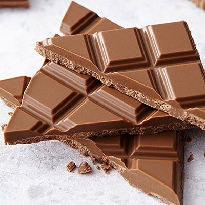 Chocolate - Foods with probiotics (the good kind of bacteria) can help you get slim, stay healthy, and feel better than ever. Chocolate Photography, Hummingbird Bakery, Chocolate Aesthetic, Happy Chocolate Day, Raspberry Brownies, Best Probiotic, Probiotic Foods, Types Of Chocolate, Cocoa Chocolate