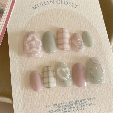 Cute Nail Designs Korean, Almond Nails Cherry, Nails Ideas Thanksgiving, Korean Inspired Nails, Thanksgiving Almond Nails, Fall Nails November, Short Nails Green, Korean Spring Nails, Thanksgiving Nails Easy