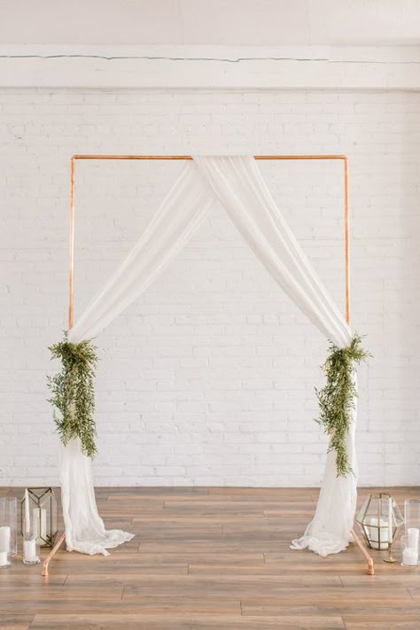 vou compra casamento... Wedding Arch Greenery Draping, Wedding Arch White Draping, Wedding Arch Simple Greenery, White Fabric Wedding Arch, Simple Wedding Arch Ideas, Wedding Arch Chiffon Drape, Copper Wedding Arch, Simple Wedding Arch, Diy Wedding Arch