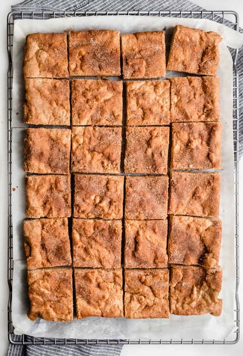 Snickerdoodle Blondies - My Baking Addiction Snickerdoodle Cookie Bars, Snickerdoodle Bars Recipe, Cinnamon Squares, Doodle Cookies, Holiday Bars, Blondie Cake, Snickerdoodle Blondies, Snickerdoodle Cheesecake, Snicker Doodle