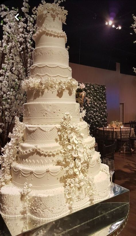 Big Fancy Wedding Cakes, Romantic Garden Wedding Cake, Wedding Cakes Fancy, Fancy Wedding Aesthetic, Tan And White Wedding Decor, Dream Wedding Cake Unique, Luxurious Wedding Cake, Arab Wedding Cake, Luxury Wedding Cakes