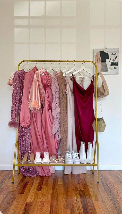 Closet Pics Aesthetic, Dress Closet Aesthetic, Garment Rack Bedroom Aesthetic, Dress Organization Ideas, Boutique Aesthetic Ideas, Dress Hanging Ideas, Ladies Boutique Interior Design, Dress Shopping Aesthetic, Clothes Rack Aesthetic