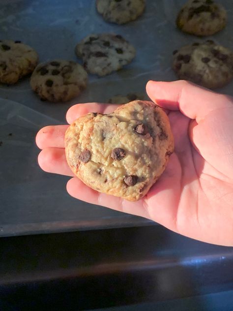 Heart Shape Chocolate Chip Cookies, Chocolate Chip Cookie Aesthetic, Heart Chocolate Chip Cookies, Chocolate Chip Cookies Aesthetic, Taylor Swift Baking, Heart Shaped Chocolate Chip Cookies, Recetas Aesthetic, Gracie Core, Baking Therapy