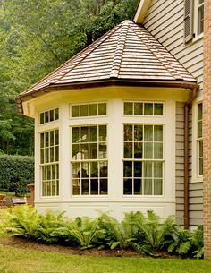 Breakfast nook "look" Nook Bay Window, Breakfast Nook Bay Window, Bay Window Bedroom, Bay Window Exterior, Sunroom Designs, Bow Window, Casas Coloniales, Casa Vintage, Design Exterior