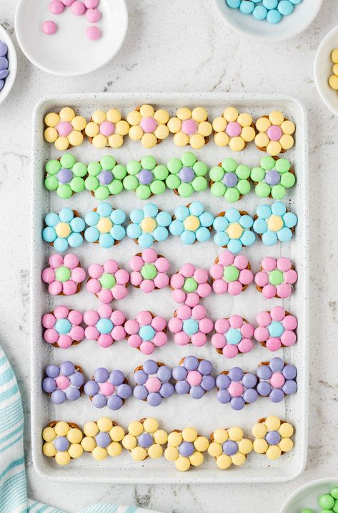 Easter Pretzel Treats, Spring Bake Sale, Low Key Christmas, Pretzels Bites, Fair Treats, Colorful Snacks, Easter Pretzel, Easter Treats For Kids, Easter Rice Krispie Treats