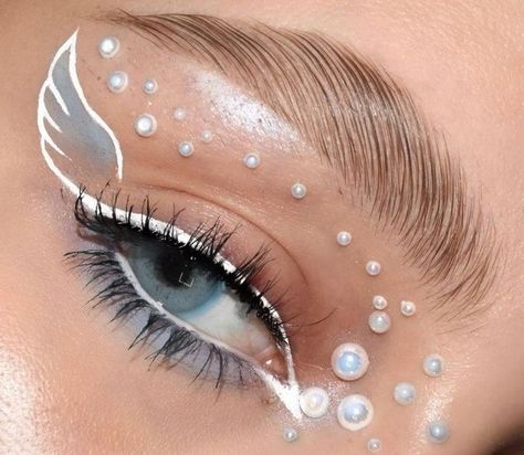 White Angel Makeup Looks Halloween, Angel Eye Makeup, Angel Halloween Makeup, Angel Makeup, Princess Makeup, Graphic Makeup, Magical Makeup, Ethereal Makeup, Eye Makeup Designs