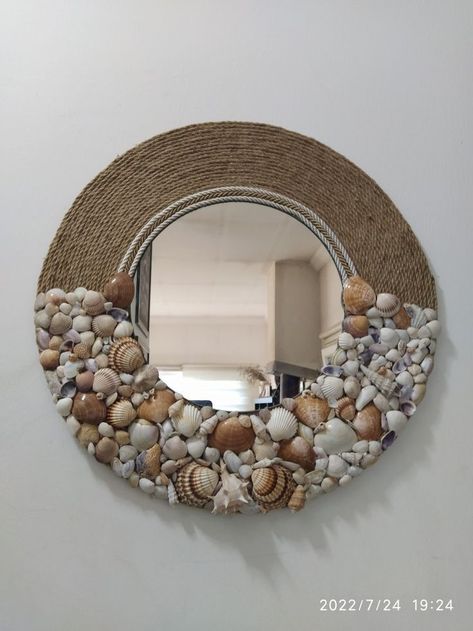 Home Decor With Sea Shells, Mirror Recycling Ideas, Mirror Decoration With Sea Shells, Room Decor With Shells, Wall Cardboard Decor, Diy With Sea Shells, Mirror Work On Cardboard, Shell Mirror Ideas, Decorate Mirror Frame Diy Ideas