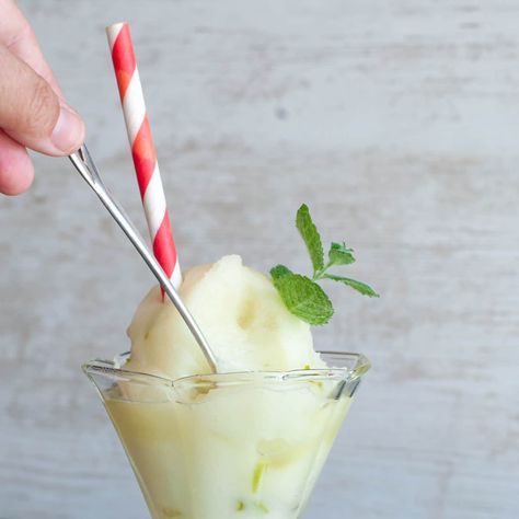 Homemade Italian Lime Sorbet Recipe (Sorbetto) Lime Sorbet Recipe, Citrus Sorbet, Frozen Yogurt Popsicles, Little Desserts, Sorbet Is, Sorbet Recipe, Lime Sherbet, Lime Sorbet, Sorbet Ice Cream