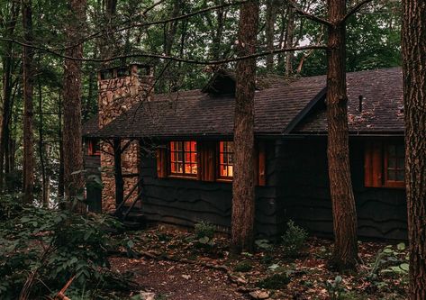 The Cove Cabin - Cabins for Rent in Sherman, Connecticut, United States Cabin In The Woods Aesthetic, Tennessee Airbnb, Candlewood Lake, Getaway Cabin, Large Fireplace, Tiny Home Ideas, Tiny House Movement, House Beds, Cabins And Cottages