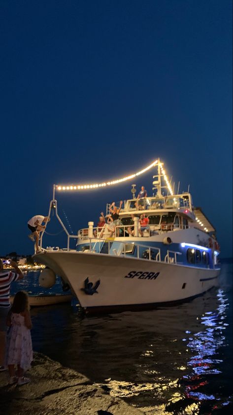 Yatch Party Aesthetic Night, Tropical Boat Party, Prom On A Boat, Boat Party Aesthetic Night, Wedding Boat Party, Party Boat Aesthetic, Boat Bday Party, Night Boat Party Outfit, Birthday Boat Party Ideas