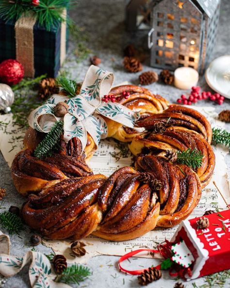 Betül on Instagram: “Chocolate Coffee Babka Wreath, the best recipe that can be made when the whole family is together. Tarif yorumlarda Ingredients 1 tbsp…” Babka Wreath, Babka Cake, Room Temperature Butter, Christmas Catering, Chocolate Babka, Log Cake, Festive Desserts, Second Breakfast, Caramel Syrup