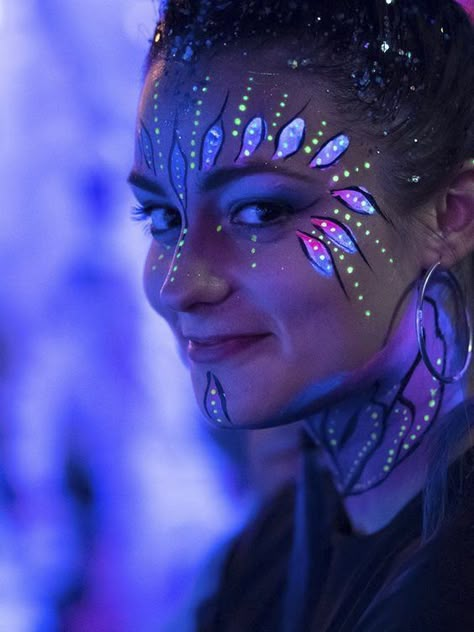 Neon Facepainting, Neon Party Makeup Ideas, Rave Face Paint, Blacklight Makeup, Glow Face Paint, Black Light Makeup, Uv Face Paint, Makeup Carnaval, Neon Face Paint