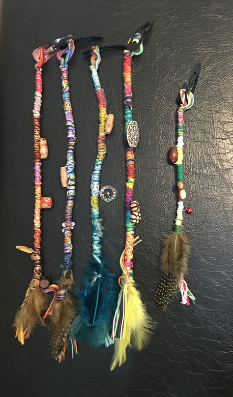 Hair Jewelry Aesthetic, Hairwraps Hippie, Hair Raps Ideas, Hair Wraps Short Hair, Diy Hair Charms, Hippie Hair Wraps, Hair Wrap Designs, Hair Wrap Ideas, Beads In Hair