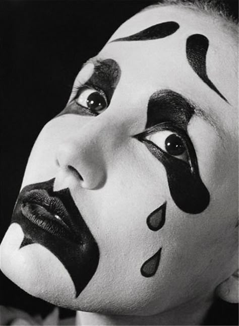 Alexander McQueen Jester Makeup, Black And White Clown, Circus Makeup, Mime Makeup, White Face Paint, Pierrot Clown, Clown Core, Clown Party, Black And White Face