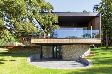 Grand Designs UK, 2015. Cantilever home, Isle of Wight. Wood Siding Ideas, Baguio House, Modern Houses Architecture, Wood Siding House, Grand Designs Uk, Grand Designs Houses, Million House, Ultra Modern Homes, Case Study Houses