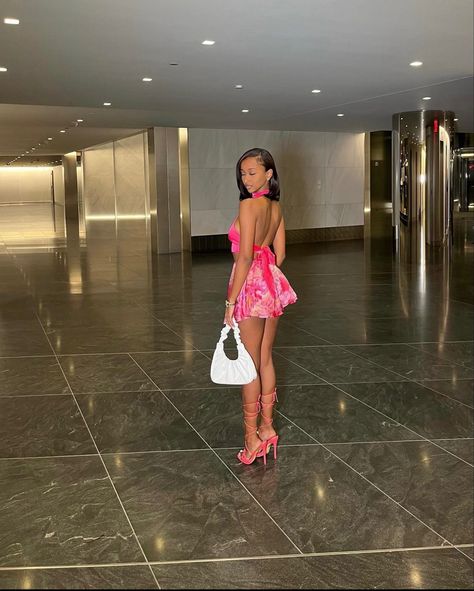 Dinner Poses, Birthday Instagram Post, Dinner Outfit Classy, Mode Poses, Birthday Instagram, Vacation Outfits Women, 2piece Outfits, Ibiza Outfits, Outfit Classy