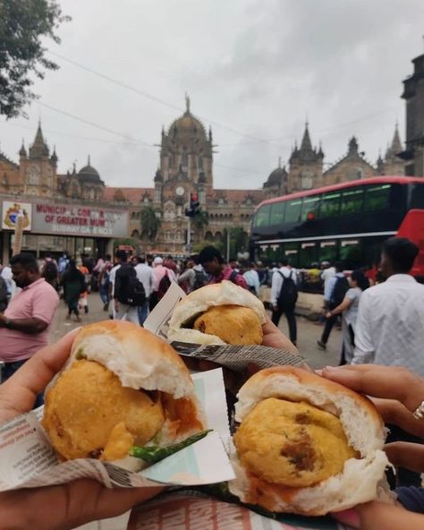 Mumbai . . . . . . . . . . #mumbaikar #mumbai #mumbaiblogger #mumbailove #mumbaiganpati #mumbaifoodie #mumbaiindians #mimbaimerijaan #vlog #vlogger #traveling #travelgram #travel #instatravel #instagram #explore #amaan_khan7052 Mumbai Street Food Snap, Aesthetic Places In Mumbai, Mumbai Food Snap, Mumbai Morning Snap, Mumbai Instagram Stories, Mumbai City Snapchat, Mumbai Snapchat, Mumbai City Aesthetic, Mumbai Vibes