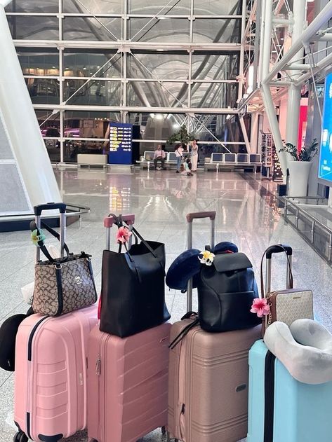 Airport Bags Travel, Airport Inspo Pics, Airport Besties, Airport Asethic Pics, Airport Flicks, Suitcase In Airport, Girls Trip Airport, Airport Suitcase, Dreamlife Aesthetic