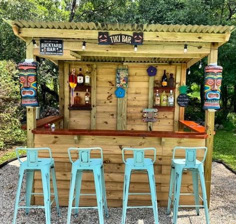 30 Outdoor Bar Ideas for a Perfect Backyard Chill in 2024 Outdoor Bar Decorating Ideas, Tiki Bar Ideas Backyard, Poolside Tiki Bar Ideas, Outdoor Tiki Bar Ideas, Home Ideas Outside, Tiki Bars Backyard, Beach House Bar, Sunrise Farm, Outdoor Tiki Bar