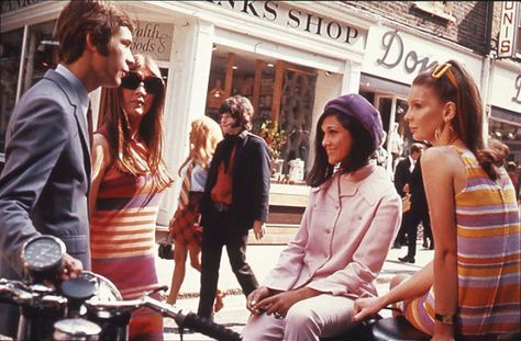 Swinging London, Carnaby Street, c. 1966. (Credit: Wikimedia) Moda Z Lat 70., 60s London, 70s Mode, Fashion History Timeline, 1960s London, 1969 Fashion, Jean Shrimpton, 60's Style, Swinging 60s