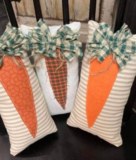 Carrot Pillow Diy, Spring Pillows Diy, Spring Pillows Ideas, Easter Pillows Ideas, Easter Sewing Projects, Easter Fabric Crafts, Easter Sewing, Easter Decoration Ideas, Easter Wood Crafts