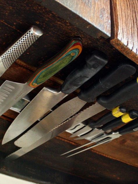 Under Cabinet Knife Holder, Under Cabinet Knife Storage Diy, Pull Down Knife Storage, Kitchen Knives Storage, Knife Storage Kitchen, Under Kitchen Cabinet Ideas, Knife Holder Ideas, Under Cabinet Knife Storage, Disco Kitchen