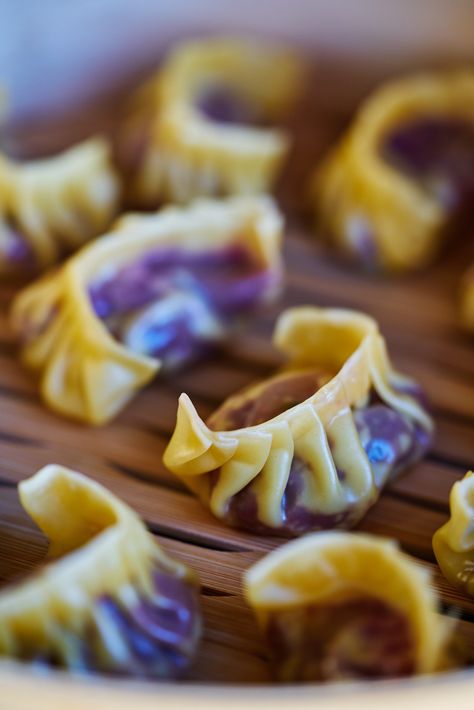 These purple sweet potato & cabbage dumplings are more than a treat. Works with any sweet potato and any cabbage...but is always perfectly delicious. Sweet Potato Cabbage, Cabbage Dumplings, Potato Cabbage, Sweet Potato Latkes, Ube Recipes, Orange Sweet Potatoes, Turnover Recipes, Motivasi Diet, Purple Sweet Potato