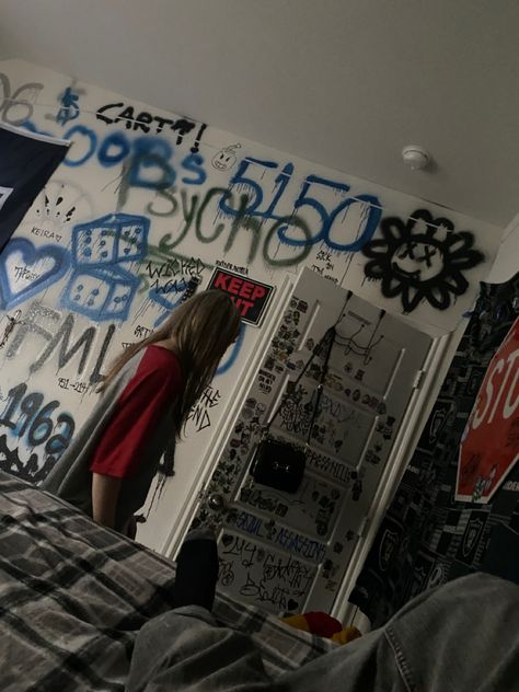 Streetcore Room, Grafitti Bedroom Ideas, Creepy Bedroom Aesthetic, Trashy Room Aesthetic, Grafitti Room Aesthetic, Graffiti In Bedroom, Room Inspo Skater, Drawing On Walls Bedrooms, Street Bedroom