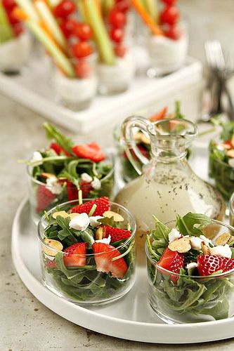 Great way to serve salad at a stand-up event سلطة البنجر, Sommer Mad, Resep Salad, Strawberry Salad, Shower Food, Snacks Für Party, Appetizer Salads, Baby Shower Food, Mini Foods