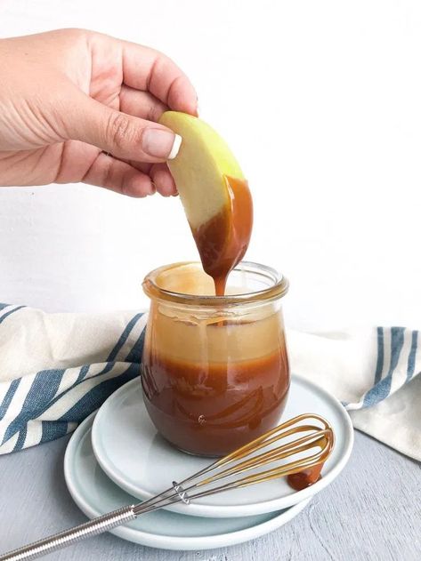 Use this gluten and soy free homemade caramel sauce as a sweetener in lattes, for dipping apples in, or drizzled on top of ice cream! #homemadecaramel #caramelsauce #soyfreecaramel #glutenfreecaramel Apples And Ice Cream, Vegan Caramel Sauce Recipe, Vegan Caramel Sauce, Caramel Recipe Easy, Caramel Apple Crisp, Caramel Apple Dip, Sliced Apples, Caramel Recipes Sauce, Vegan Caramel