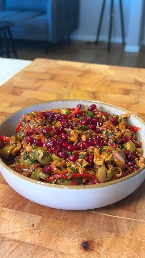 This Olive Salad with Pomegranate and Walnuts is a delightful Turkish-inspired dish that combines the savory richness of olives with the nutty crunch of walnuts and the sweet tang of pomegranate. Dressed in a flavorful mix of paprika paste, olive oil, pomegranate molasses, pul biber (Aleppo pepper), and thyme, it offers a refreshing burst of Mediterranean and Middle Eastern tastes. Perfect as a standalone light meal or a vibrant side dish. Salad With Pomegranate, Salad Recipes Healthy Easy, Olive Salad, Aleppo Pepper, Pomegranate Molasses, Tasty Recipes Videos, Best Salad Recipes, Healthy Homemade Recipes, Healthy Food Dishes