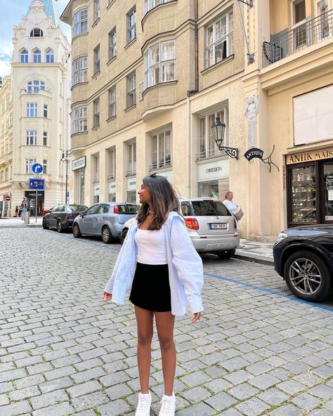 Europen Girl Fashion, Outfits For Prague Summer, Interailing Europe Outfits, Summer Travelling Outfits, Europe Skirt Outfit, Teenage European Fashion, City Break Outfit Summer Europe, Outfits For City Break, Amsterdam Fits Summer