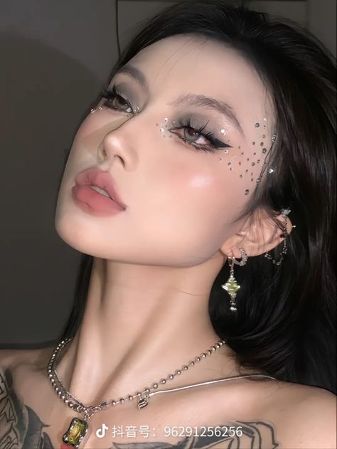 Asian Dark Makeup, Makeup Dark Aesthetic, Dark Makeup Aesthetic, Dark Douyin Makeup, Gemstone Makeup, Douyin Makeup Look, Dark Fairy Makeup, Gem Makeup, Coachella Makeup