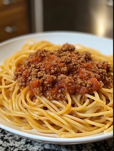 Health meal, low carbs meals, keto meal Simple Bolognese Recipe, Spaghetti Meat Sauce Recipe, Meat Sauce Spaghetti, Bolognese Recipe Easy, Easy Bolognese Sauce, Easy Spaghetti Bolognese, Homemade Ginger Beer, Spaghetti With Meat Sauce, Spaghetti Bolognese Recipe