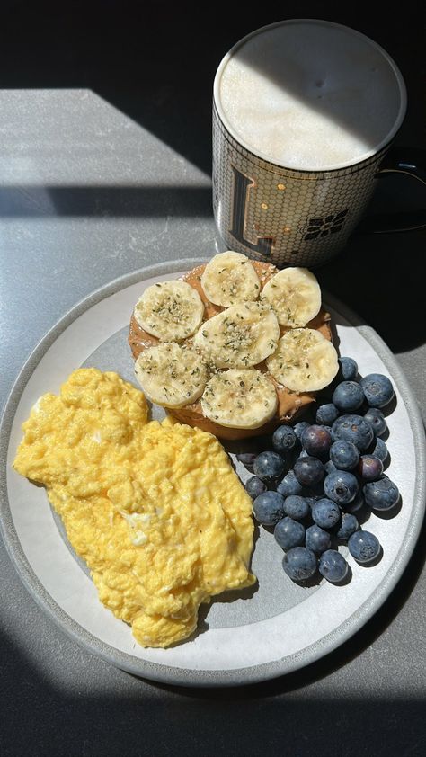 Cottage Cheese Scrambled Eggs — Healthy Mood SF Scrambled Egg Lunch Ideas, Healthy Savory Oatmeal, Cottage Cheese Scrambled Eggs Healthy, Healthy Egg Meals, High Protein Egg Meals, Egg On Toast Breakfast Ideas, Healthy Food High Protein, Healthy Food High In Protein, High Protein Meals Healthy