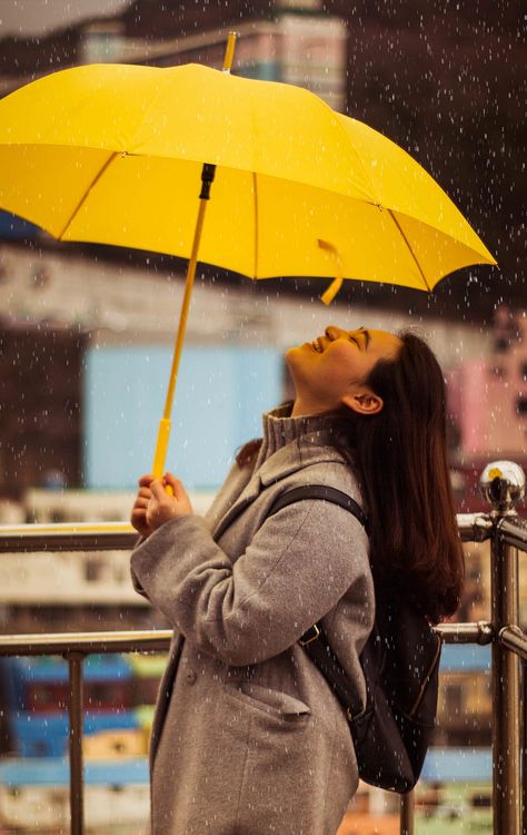 Worth a watch Poses With Umbrella, Shoujo Aesthetic, Current Joys, Rainy Mood, Umbrella Photo, Charlie Brown Jr, An American In Paris, Rain Photo, Pink Umbrella