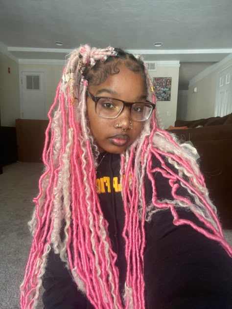 Hairstyle for black girls pink blonde locs Pink And White Braids For Black Women, Pink Butterfly Locs Hairstyle, Pink And Blond Locs, Blonde And Pink Butterfly Locs, Pink And Blonde Locs Black Women, Pink Distressed Locs, Pink And Blonde Soft Locs, Pink And Blonde Faux Locs, Blonde Black Box Braids